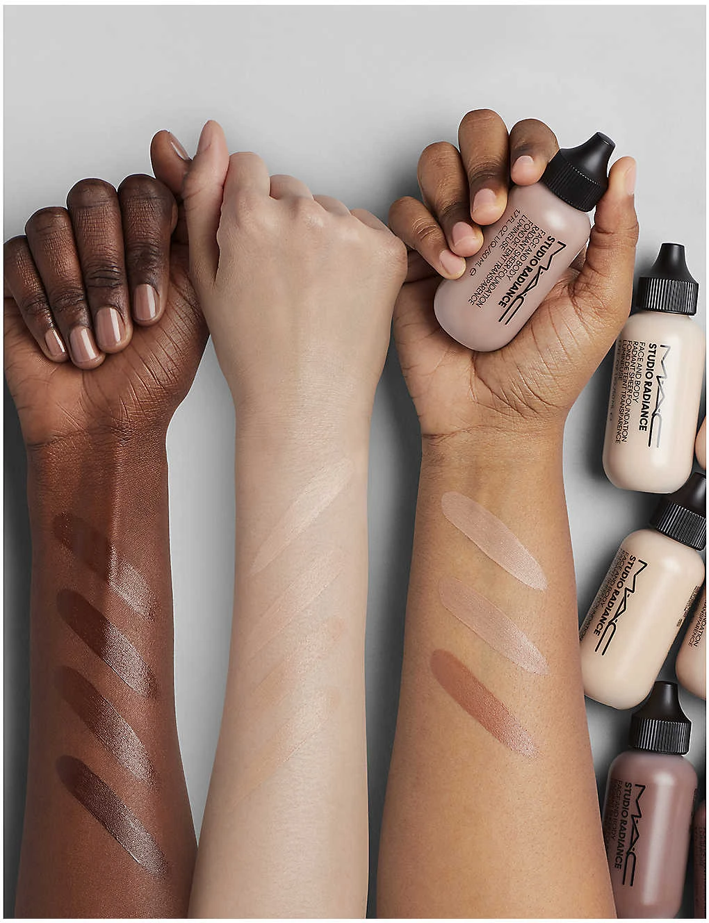 MAC Studio Radiance Face And Body Radiant Sheer Foundation 50ml W4 5 MAC Studio Radiance Face And Body Radiant Sheer Foundation 50ml W4 - Image 3